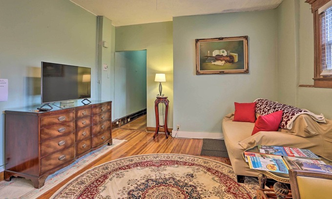 Tallman Apartamento | Quaint Apartment - Walk to Town & Train!