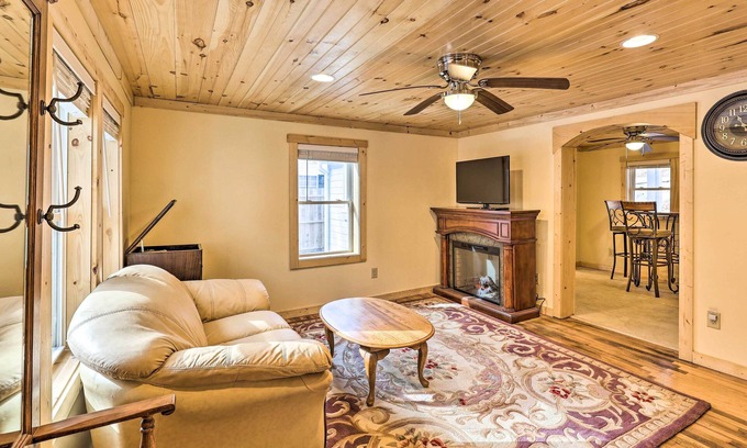 Boone Cabaña | Quaint Appalachian Getaway ~ 2 Mi to Boone!