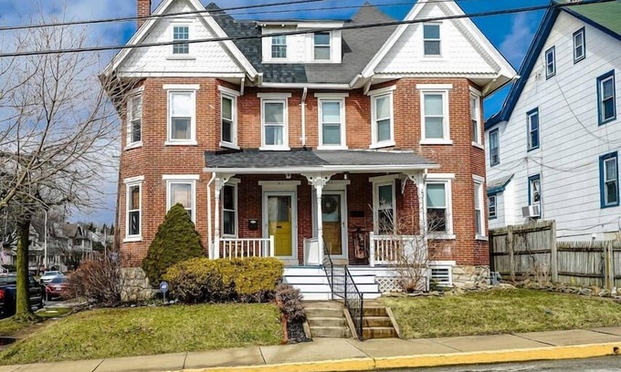 Kennett Square Casa | Quaint brick townhome in historic Kennett Square