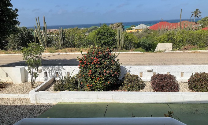 Sero Colorado Casa | Quaint bungalow overlooking the Caribbean. A short 8 minute walk to Baby Beach