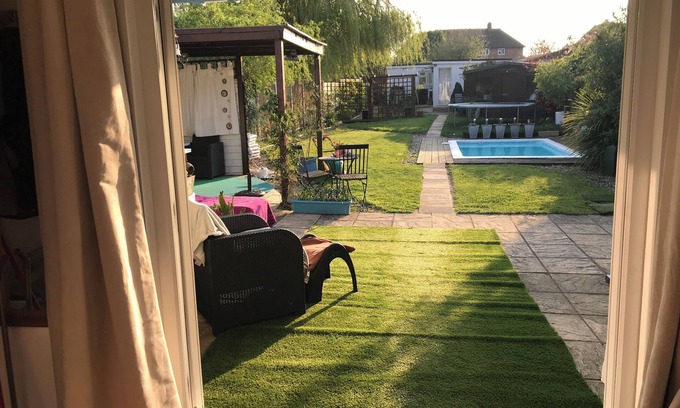 Maidenhead Casa | Quaint bungalow with Swimming Pool and lovely garden