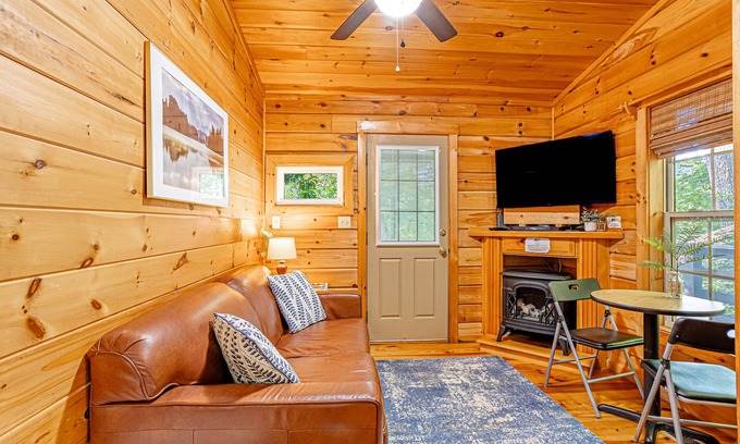 Lake Lure Cabina | Quaint Cabin in Lake Lure