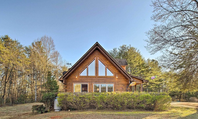 Sweetbriar Farms Cabina | Quaint Cabin w/ Deck & Loft: 10 Mi to Lake Lure!