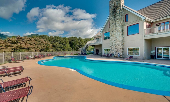 Cleveland Cabina | Quaint Cabin w/ Pool + Lake Access, 7 Mi to Helen!