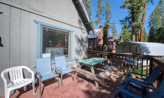 West Village Cabina | Encantador chalet con encanto rústico y excelente ubicación a dos millas del lago Shaver