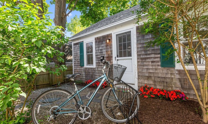 Provincetown Cabaña | Quaint Cape Cod Cottage - 5mins to the beach, Galleries and Provincetown fun!