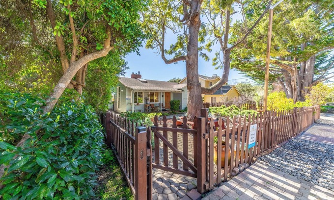Carmel Woods Condominio | Quaint Carmel - Bungalow Close to Beach