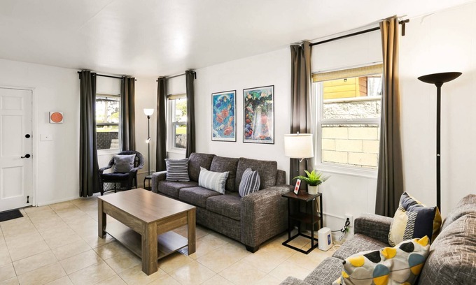 West Newport Casa | Quaint, Charming, Great Value @ The Beach, 2 Blocks to Sand, BBQ, Pets, Patio in Newport