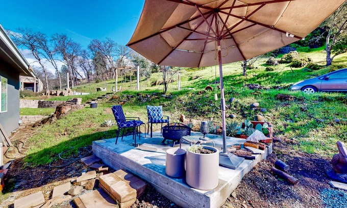Chico Apartamento | Quaint Chico hideaway with open layout, smart TV, Galanz fridge, patio, & AC