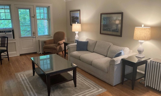 Whitefish Bay Apartamento | Quaint coach house apartment located minutes from downtown Milwaukee