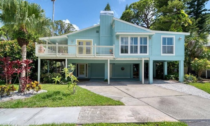 Crystal Beach Villa | Quaint coastal retreat, just a stone's throw away from the ocean.