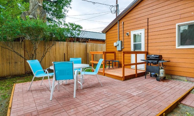 Cody Casa | Quaint Cody Cottage with Grill Walk to Downtown!