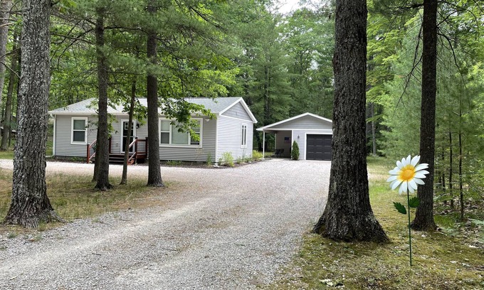 Lewiston Casa | Quaint & comfy bungalow that sleeps four. A camper is allowed for more people.