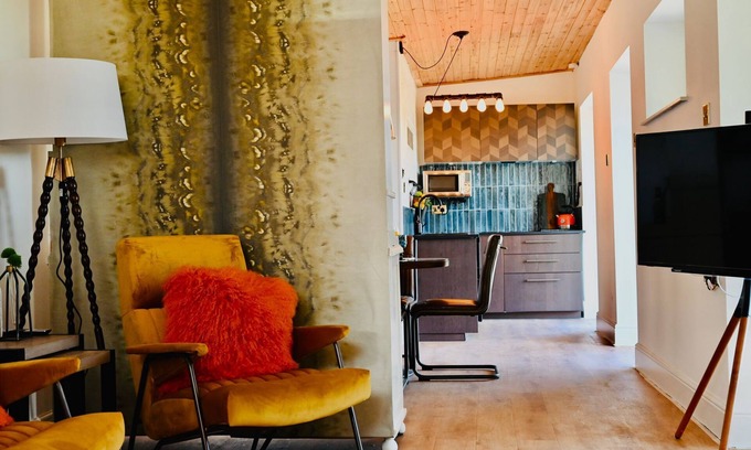 Llannon Casa | Quaint converted stables surrounded by countryside