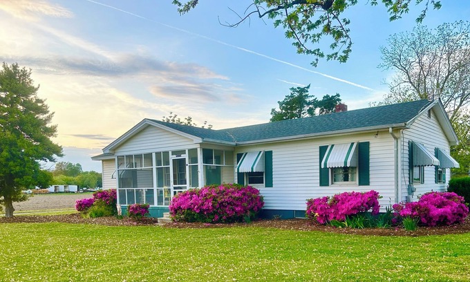 Cape Charles Otro | Quaint costal farm cottage, on a working farm, just mere miles from beaches!