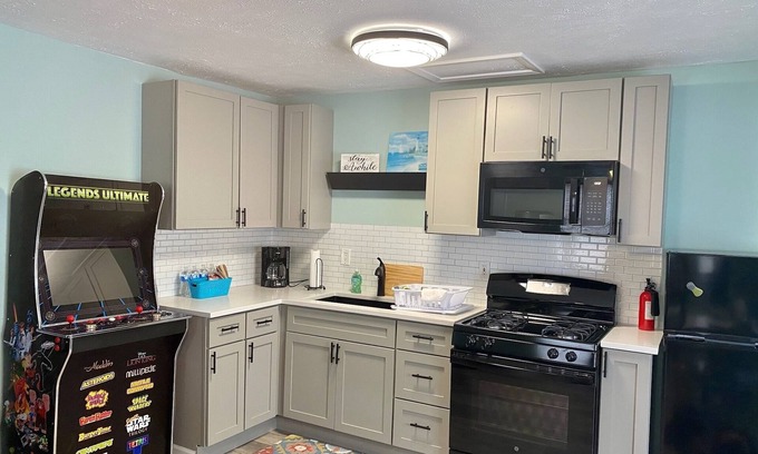 Geneva-on-the-Lake Casa | Quaint cottage a short walk from the GTOL strip!