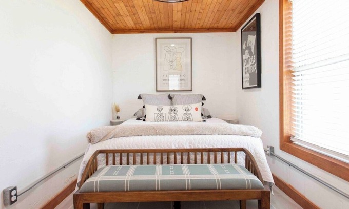 Buckner Casa | Quaint Cottage Downtown Buckner