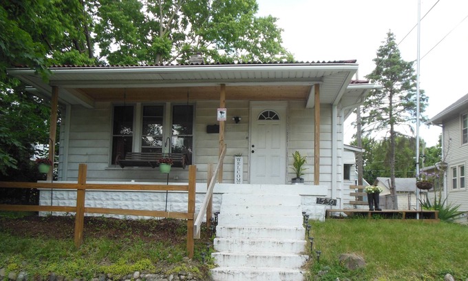Indianapolis Cabaña | Quaint cottage home in scenic Riverside area in heart of Indianapolis
