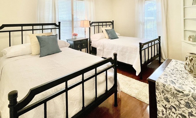 Midtown Cabaña | Quaint cottage style home with two sitting areas-2 minutes to shops and eateries