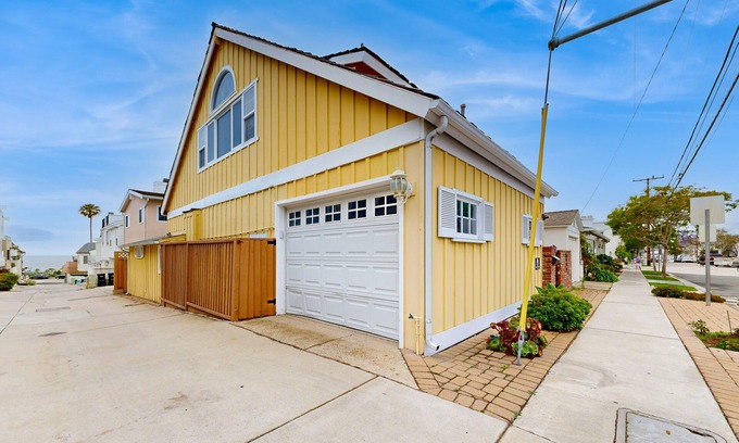 Corona del Mar Cabaña | Quaint cottage with patio & balcony - short walk to Corona del Mar Beach