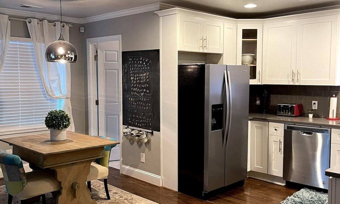 Sylvan Hills Casa | Quaint Cottage walking distance to a park and the Atlanta Beltline.