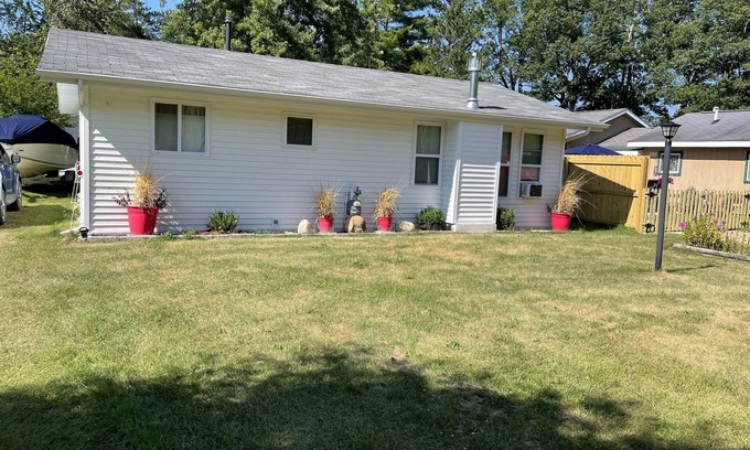 Houghton Lake Casa | Quaint Cottage with lake access.