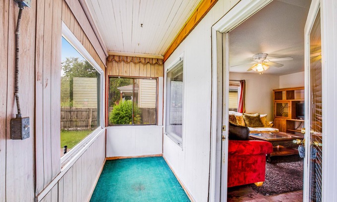 South Tacoma Casa | Quaint cottage with enclosed yard, patio, full kitchen, & washer/dryer