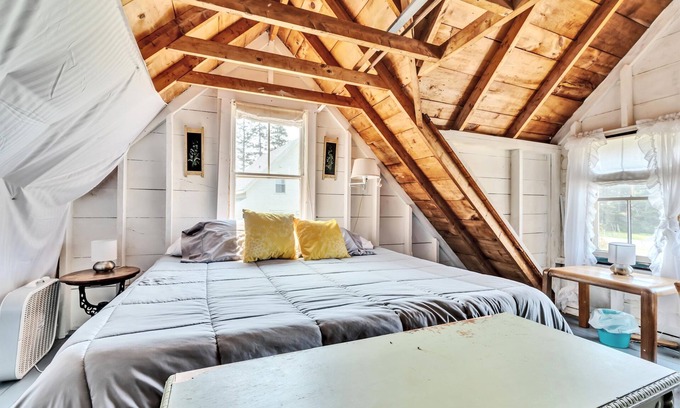 Martinsville Cabaña | Quaint cottage with the charm & tranquility one looks for on the Coast of Maine