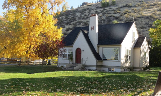 Grantsdale Casa | Pintoresca casa de estuco en el río Bitterroot en 2400 acres de tierra privada