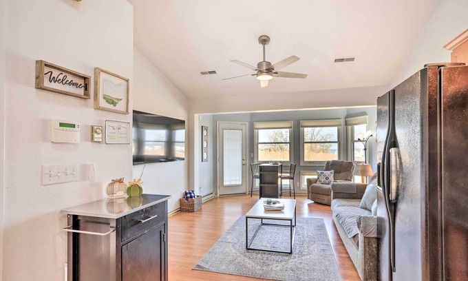 Oak Harbor Condominio | Quaint Couple's Escape: Pool, Near Lake Erie!