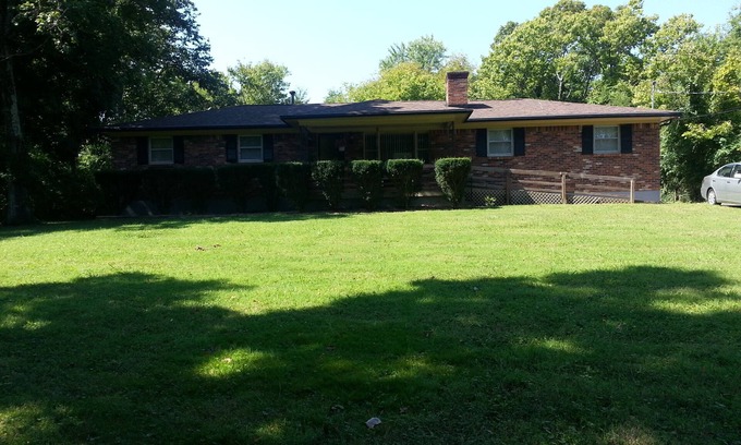 Buechel Casa | Quaint & Cozy 4 Bedroom Home -2car garage adjunto.