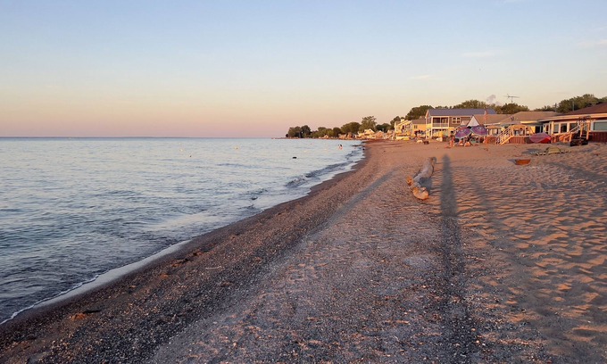 Oak Harbor Cabaña | Quaint, Cozy Cottage- A 3 Minute Walk to the Beach!