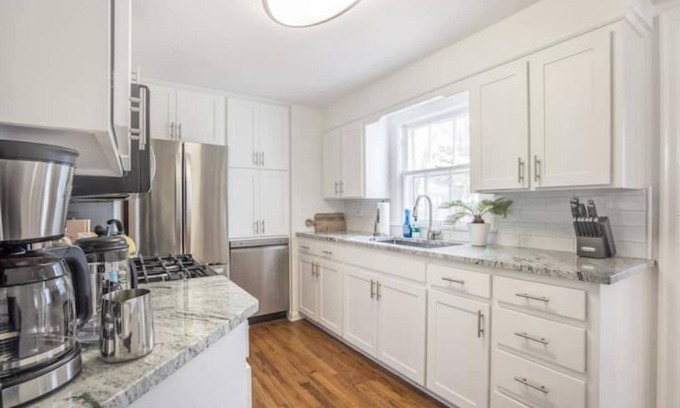 Prairie Village Casa | Quaint, dog-friendly Prairie Village Home!