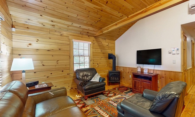 Northport Cabina | Quaint dog-friendly cabin getaway with firepit, AC, kitchen, & hiking