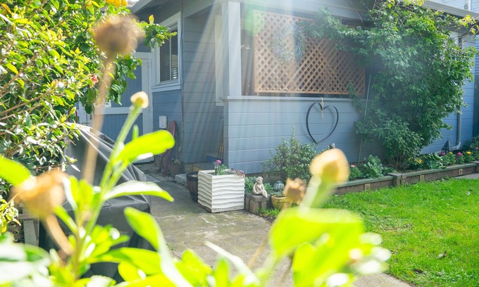 West Alameda Cabaña | Quaint early 1900's Cottage close to beach & shops with high speed internet