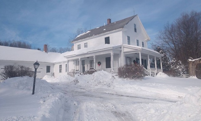 Rutland Otro | Quaint farmhouse with Killington views in Rutland