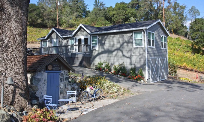 St. Helena Otro | Quaint Farmhouse with Vineyard Views