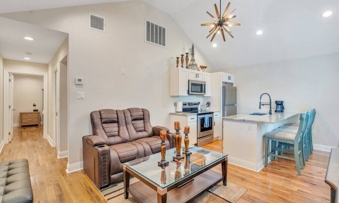Gentilly Terrace Condominio | Quaint Gentilly: 2BR, Private Guesthouse Getaway, Parking