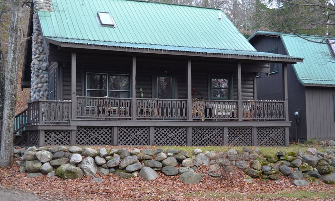 Harbor Springs Cabina | Inicio pintoresco de Harbor Springs Log Home con acceso a la playa del lago Michigan