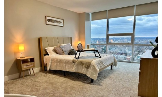 Pittsburgh Condominio | Quaint HighRise Condo 3bed 2bath w/ City Views