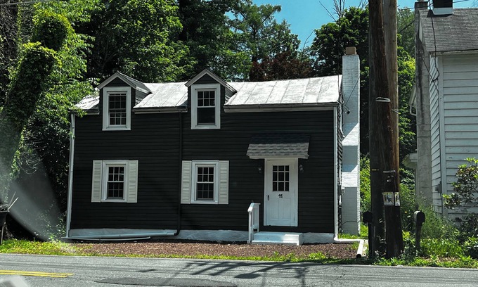 West Trenton Casa | Quaint Historic Colonial in West Trenton Ewing New Jersey