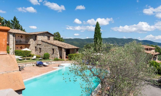 Canalicchio Casa | Quaint Holiday Home in Collazzone with Sauna & Whirlpool