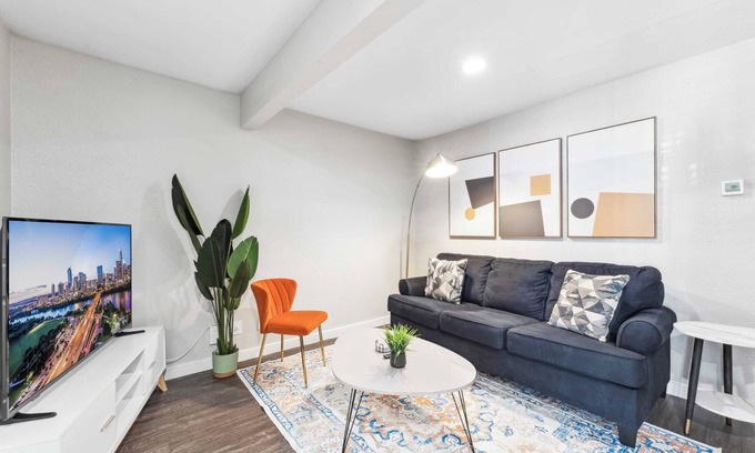 Pleasant Valley Apartamento | Quaint King Bed 1BR, 5 Min to DT