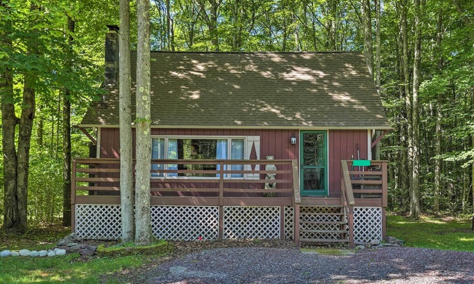 Pocono Lake Cabaña | Quaint Lake Cottage w/ Pool + Beach Access!