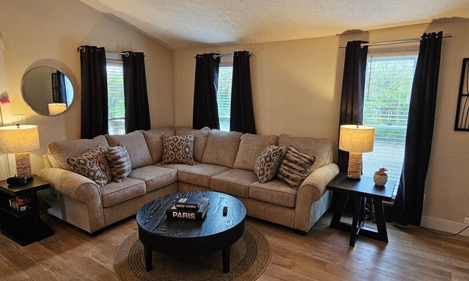Lindenwald Casa | Quaint Liberty Township Remodeled Home