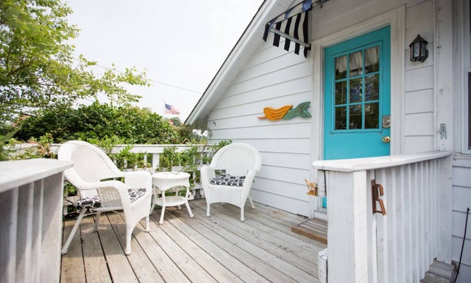 Historic Downtown Manteo Cabaña | Pintoresco loft en el corazón del casco antiguo de Manteo, en la histórica isla de Roanoke, OBX