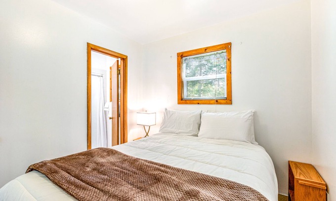 Nahcotta Casa | Quaint motel suite with kitchenette, golf nearby, and sofa bed