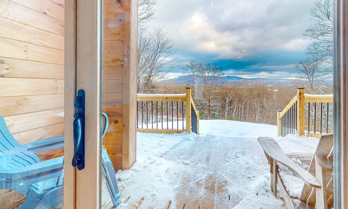South Londonderry Casa | Quaint mountain retreat with a gas fireplace, balcony, central AC - dog-friendly