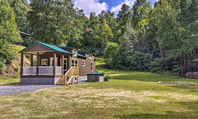 Brevard Cabina | Quaint Mtn Cabin: Tiny Living Near Big Adventure