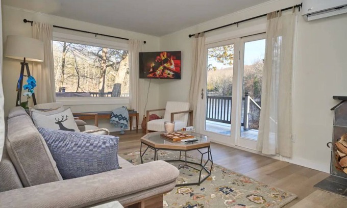 Johnsonburg Casa | Quaint, Off Grid Lakefront Cabin on 200 private Acres